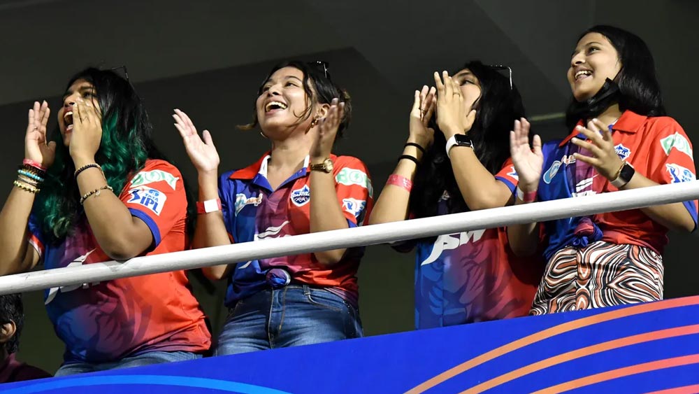 আইপিএলে বিভিন্ন সময়ে নজর কেড়েছেন বিভিন্ন সমর্থক। গ্যালারিতে প্রিয় দলকে সমর্থন করার ফাঁকেই তাঁদের ধরেছে ক্যামেরা। রাতারাতি টিভির পর্দায় মুখ দেখিয়ে বিখ্যাত হয়ে গিয়েছেন অনেকে।