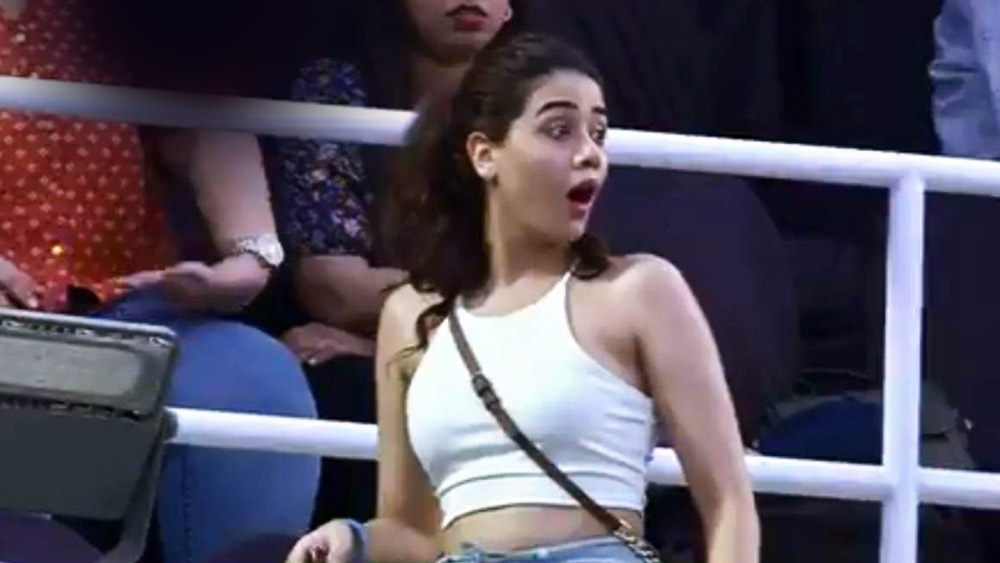 একই ঘটনা এ বার দেখা গিয়েছে কলকাতা বনাম দিল্লি ম্যাচেও। গ্যালারিতে কলকাতাকে সমর্থন করতে আসা এক তরুণী রাতারাতি বিখ্যাত হয়ে গিয়েছেন।