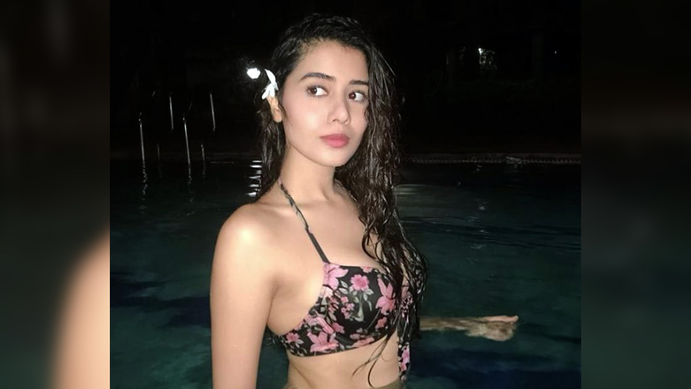 টুইটার, ইনস্টাগ্রাম, সর্বত্র তিনি এখন ভাইরাল। অনেকেই এই তরুণীর নাম জানতে চাইছেন।