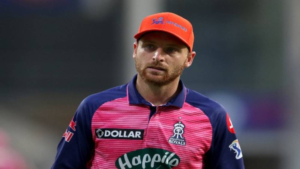 এই মুহূর্তে কমলা টুপির মালিক রাজস্থানের জস বাটলার। চার ম্যাচে ২১৮ রান করেছেন তিনি। এই বছর এখনও পর্যন্ত এক মাত্র শতরান করেছেন ইংল্যান্ডের বাটলার। সঙ্গে একটি অর্ধশতরানও রয়েছে।