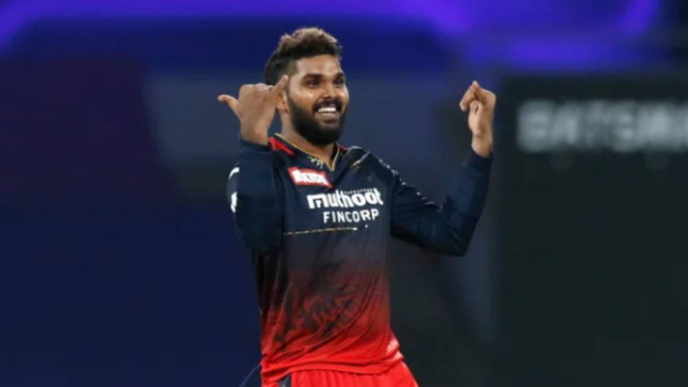 বেগুনি টুপির দৌড়ে এক মাত্র বিদেশি বেঙ্গালুরুর ওয়ানিন্দু হাসরঙ্গ। চার ম্যাচে ৮ উইকেট নিয়েছেন শ্রীলঙ্কার এই স্পিনার। সেরা ২০ রান দিয়ে ৪ উইকেট।