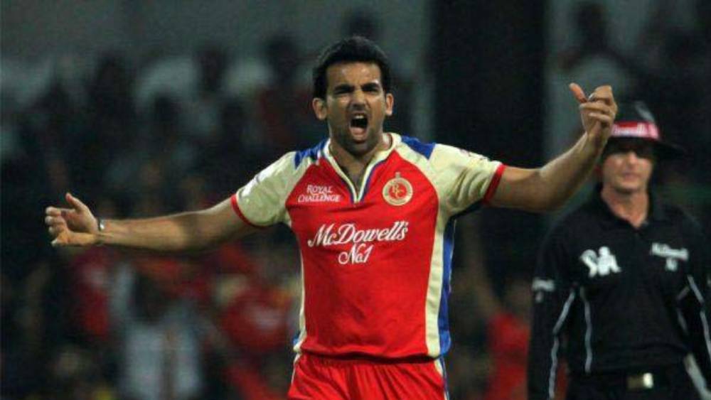 রয়্যাল চ্যালেঞ্জার্স ব্যাঙ্গালোরের হয়ে সেই ম্যাচে প্রথম উইকেট নেন জাহির খান। তিনি আইপিএলের প্রথম উইকেট নিয়েছিলেন। কেকেআর-এর অধিনায়ক সৌরভ গঙ্গোপাধ্যায়কে আউট করেন তিনি। ম্যাচে একটিই উইকেট নেন জাহির।