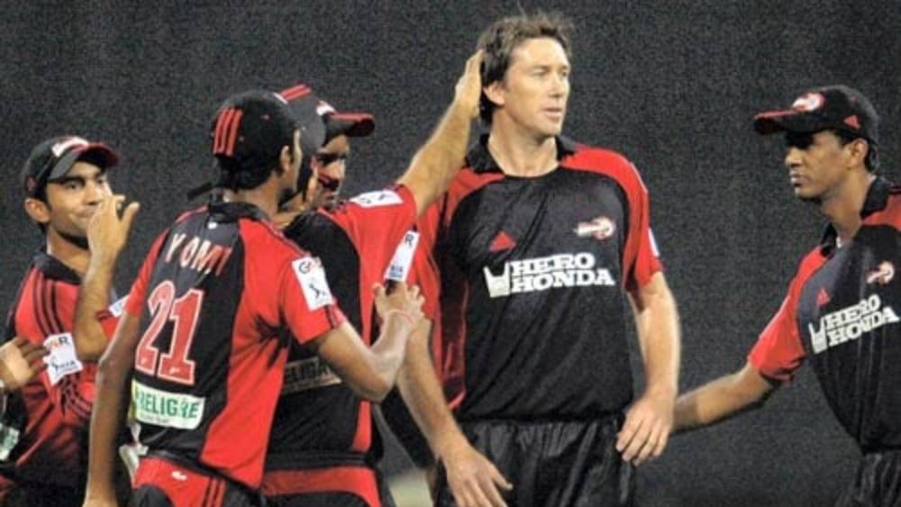 ২০০৮ সালে দিল্লি ক্যাপিটালসের (তৎকালীন দিল্লি ডেয়ারডেভিলস) হয়ে প্রথম উইকেট নেন আর এক অস্ট্রেলীয় গ্লেন ম্যাকগ্রা। রাজস্থান রয়্যালসের তরুবর কোহলীকে ফেরান এই পেসার। ম্যাচে একটিই উইকেট নিয়েছিলেন ম্যাকগ্রা।