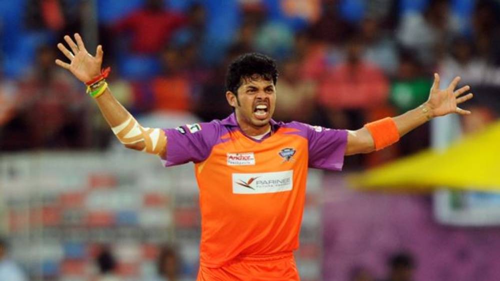 আইপিএলে শুধুমাত্র ২০১১ সালে খেলেছিল কোচি টাস্কার্স কেরল। তাদের হয়ে প্রথম উইকেট নেন এস শ্রীসন্থ। বেঙ্গালুরুর তিলকরত্নে দিলশানকে আউট করেন এই জোরে বোলার।