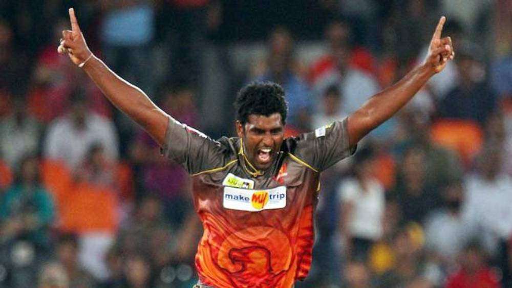 ২০১৩ সালেই নতুন দল হিসাবে খেলতে নামে সানরাইজার্স হায়দরাবাদ। তাদের হয়ে প্রথম উইকেট নেন থিসারা পেরেরা। পুণের রবিন উথাপ্পাকে আউট করেন শ্রীলঙ্কার এই বোলার। ম্যাচে ২ উইকেট নেন তিনি।
