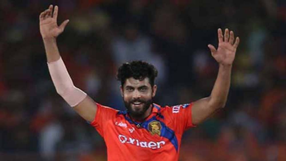 ২০১৬ থেকে ২০১৮ সাল পর্যন্ত আইপিএল খেলেছিল গুজরাত লায়ন্স। তাদের হয়ে প্রথম উইকেট নেন রবীন্দ্র জাডেজা। পঞ্জাবের মনন ভোরাকে আউট করেন তিনি। ম্যাচে ২ উইকেট নেন জাডেজা।