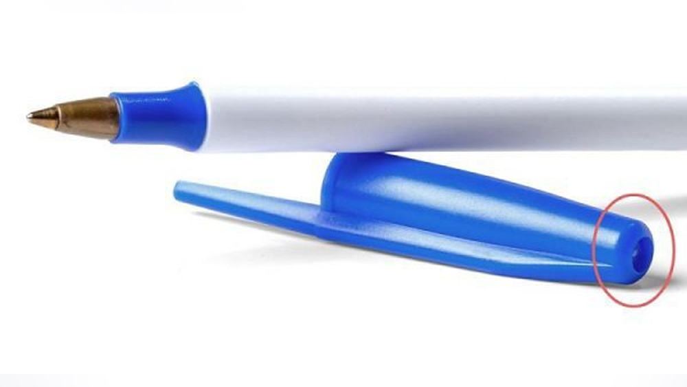 ভাল করে লক্ষ্য করলে দেখা যায় যে, বল পয়েন্ট পেনগুলির নির্দিষ্ট কয়েকটি জায়গায় বিশেষ ছিদ্র থাকে। তার মধ্যে একটি হল পেনের ঢাকনায়।
