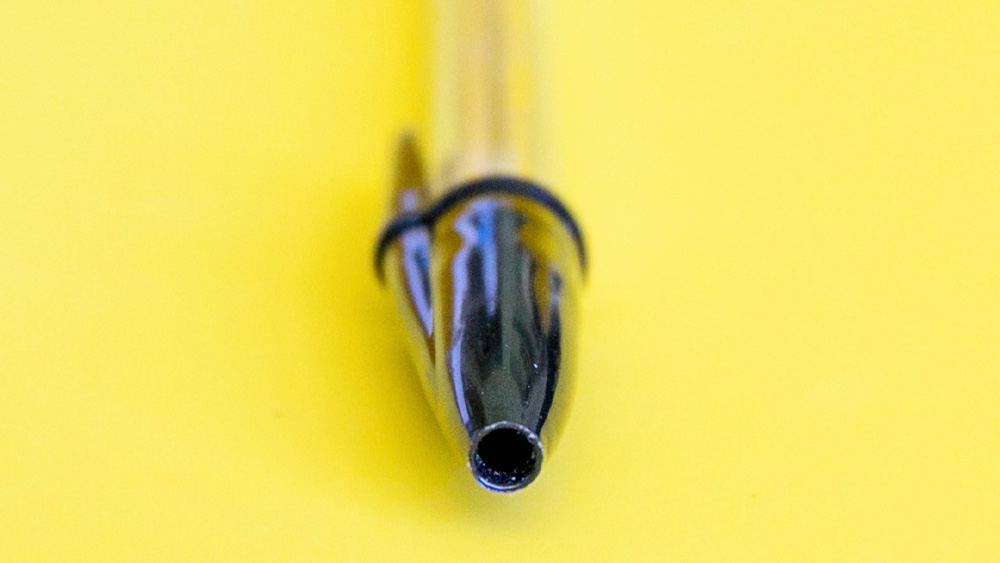 সব ক্ষেত্রে না হলেও পৃথিবীর বেশির ভাগ বল পেনের ঢাকনাতেই এই ছিদ্র লক্ষ করা যায়।