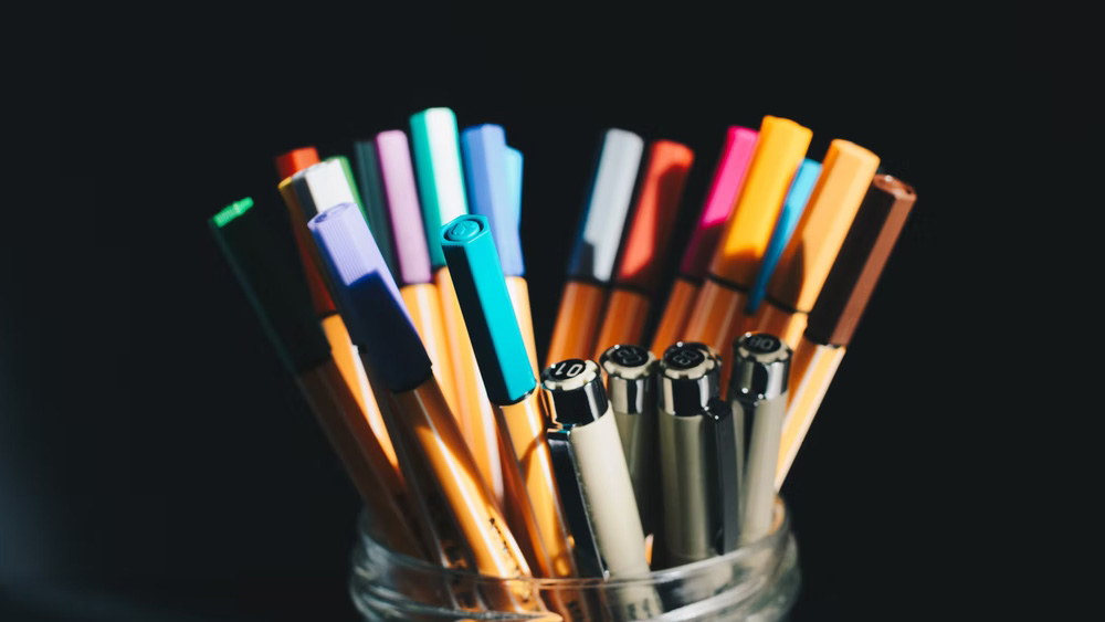 প্রথমে মনে করা হত যে, এর পিছনে পেন প্রস্তুতকারক সংস্থাগুলির বিশেষ ষড়যন্ত্র রয়েছে। অনুমান করা হত পেনের কালি যাতে দ্রুত শুকিয়ে যায়, তার জন্যই কোম্পানিগুলি পেনের ঢাকনায় এই ছিদ্র রাখে।