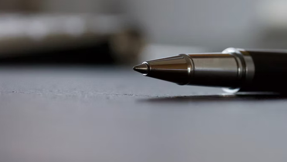 তবে এই কথা সত্যি যে, পেনের ঢাকনার প্রান্তে থাকা ছিদ্র কিছুটা হলেও পেনের কালি শুকিয়ে দেয়। তাই কিছু দিন পর পর ব্যবহার না করলে পেনের নিব লেখার আগে দু’এক বার ঘষে নিতে হয়।