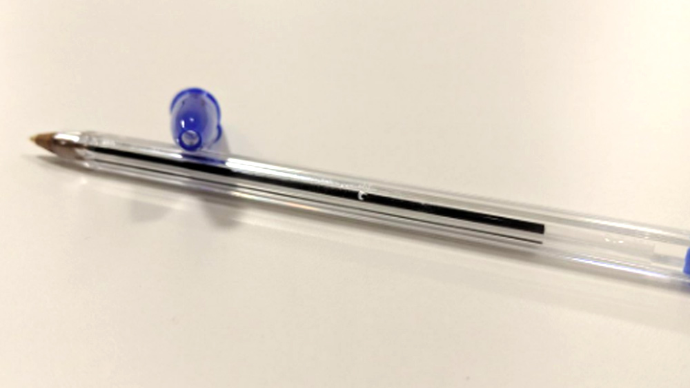 তবে পেনের কালি যাতে শুকিয়ে যায়, সেই কারণে মোটেও এই ছিদ্র রাখা হয় না।