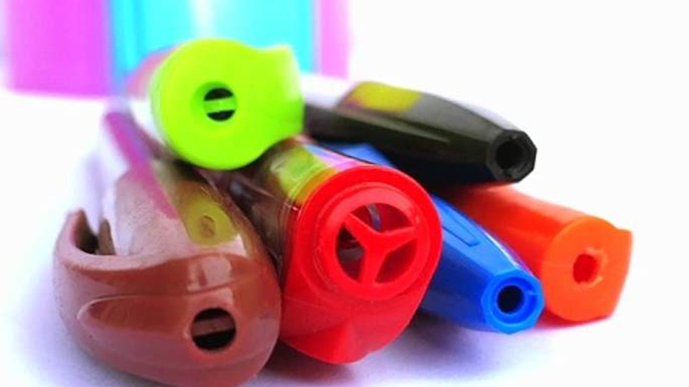 আরেকটি তত্ত্ব অনুযায়ী, পেনের ঢাকনায় এই ছিদ্র রাখা হয় যাতে পেনের ঢাকনা খোলা বা বন্ধ করার সময় ভিতর এবং বাইরের বায়ু চাপ সমান থাকে।