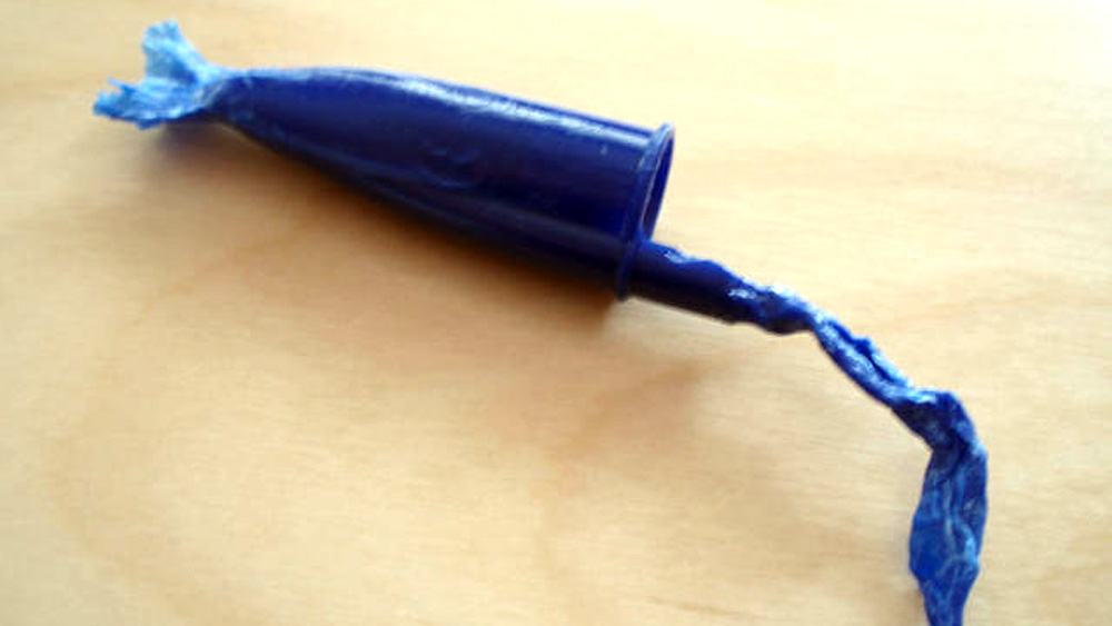 তাই কারও গলায় পেনের ঢাকনা আটকে গেলেও যাতে বায়ু চলাচল অব্যাহত থাকে, তা মাথায় রেখেই পেনের ঢাকনাগুলির মুখে এই ছিদ্র রাখা হয়।