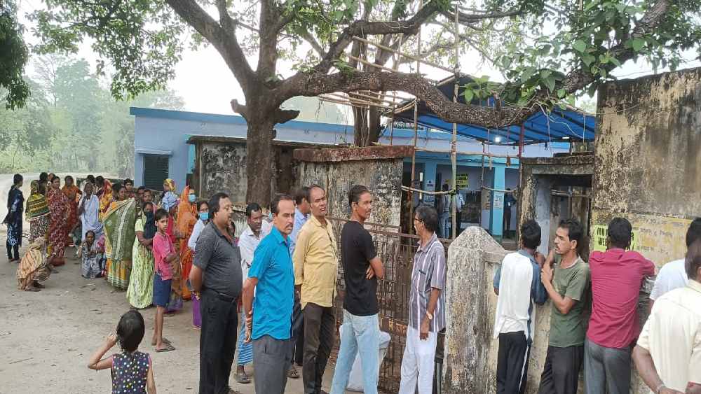 বুথের বাইরে অপেক্ষায় সাধারণ মানুষ।
