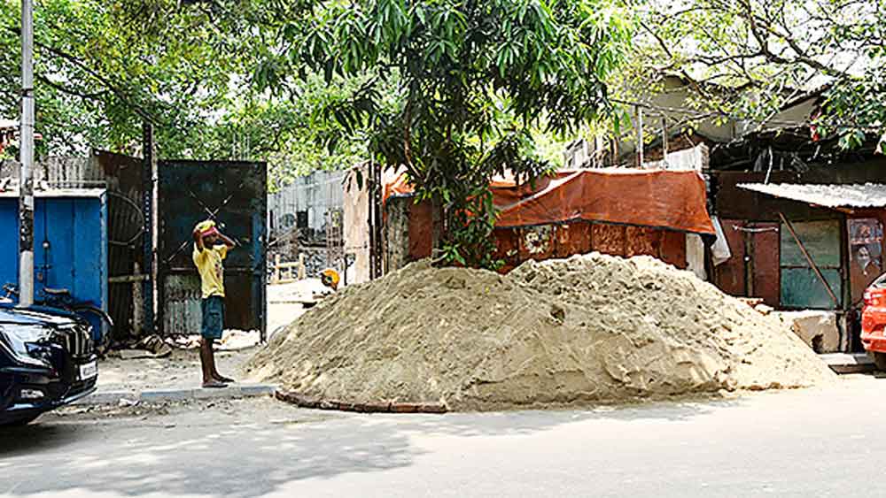 সিন্ডিকেটের প্রভাবে রাজা দীনেন্দ্র স্ট্রিটের ফুটপাত জুড়ে পড়ে নির্মাণ সামগ্রী। অবৈধ পার্কিংয়ের চোটে রাস্তা দিয়েও হাঁটার জো নেই। 