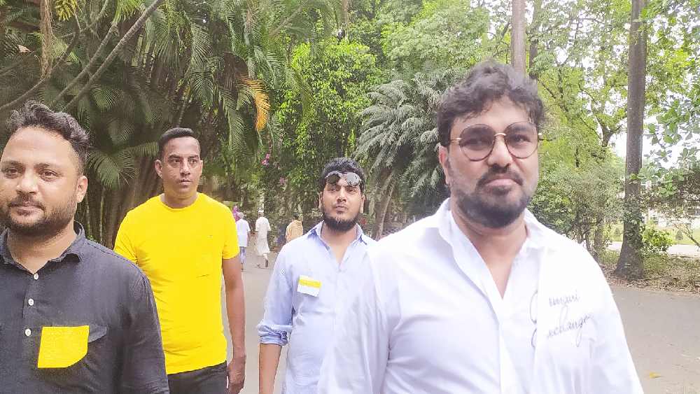 লেডি ব্রেবোর্ন বুথের কাছে বাবুল।