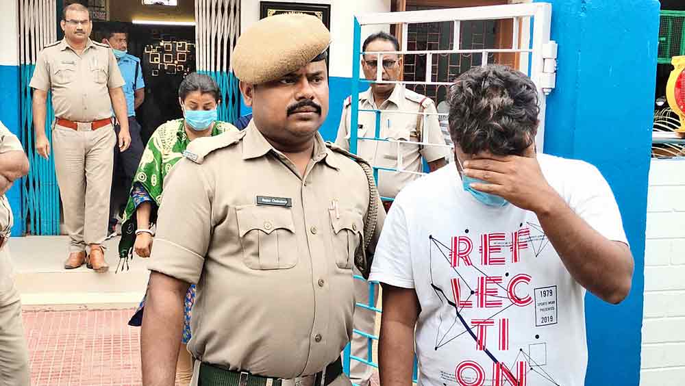 ধৃত: শিশু বিক্রি করতে এসে গ্রেফতার। নিজস্ব চিত্র