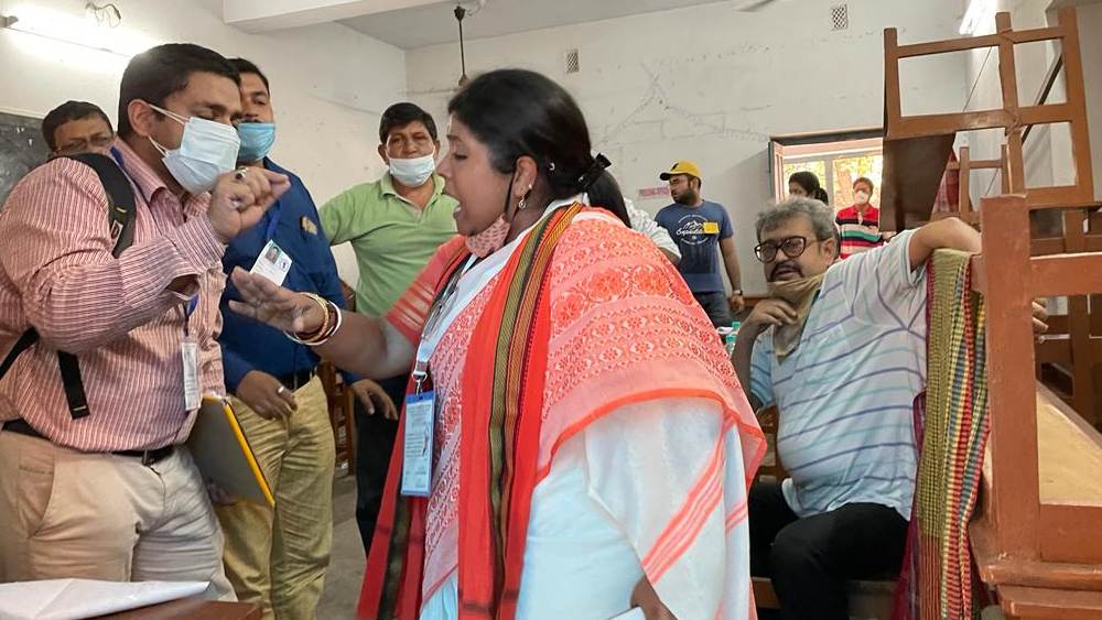 তৃণমূলের এজেন্টের সঙ্গে বচসা বিজেপি প্রার্থী কেয়া ঘোষের।