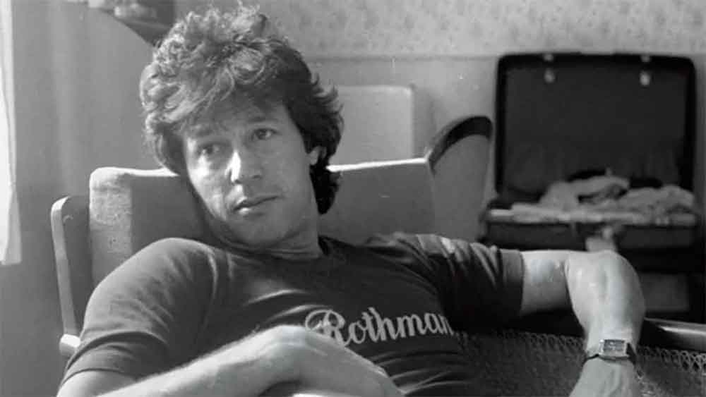 পাকিস্তানের সদ্যপ্রাক্তন প্রধানমন্ত্রীর পরিচয়ের সঙ্গে জু়ড়ে রয়েছে ক্রিকেট। জুড়ে রয়েছে তাঁর ক্রিকেটীয় জীবনকালের ‘প্লেবয়’ ভাবমূর্তিও। বলিউডের একাধিক নায়িকার সঙ্গে ইমরানের প্রেমের গুঞ্জন আজও তাজা। তবে আজকাল রেখার সঙ্গে তাঁর ‘সম্পর্ক’ নিয়েই মজে নেটমাধ্যম।