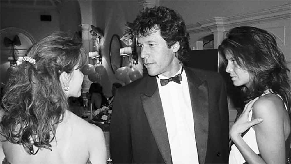 ইমরানের ইনসুইং ইয়র্কারের ভক্ত নন, এমন ক্রিকেট অনুরাগী কমই রয়েছেন। মহিলামহলেও তাঁর অনুরাগীর সংখ্যা বড় একটা কম নয়। তাঁদের মধ্যে রয়েছেন বলিউডের বহু নায়িকাও। ওই নায়িকাদের কয়েক জনের সঙ্গে চুটিয়ে ‘প্রেম’ করেছেন ইমরান।