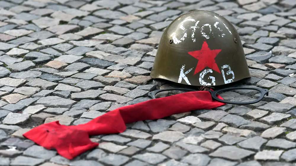 পূর্বতন সোভিয়েত ইউনিয়নের গুপ্তচর সংস্থা কেজিবি-র উত্তরসূরির ভূমিকাতেই দেখা গিয়েছে এফএসবি-কে। আগে অবশ্য এর নাম ছিল ফেডেরাল কাউন্টার ইন্টেলিজেন্স সার্ভিস (সংক্ষেপে এফএসকে)।