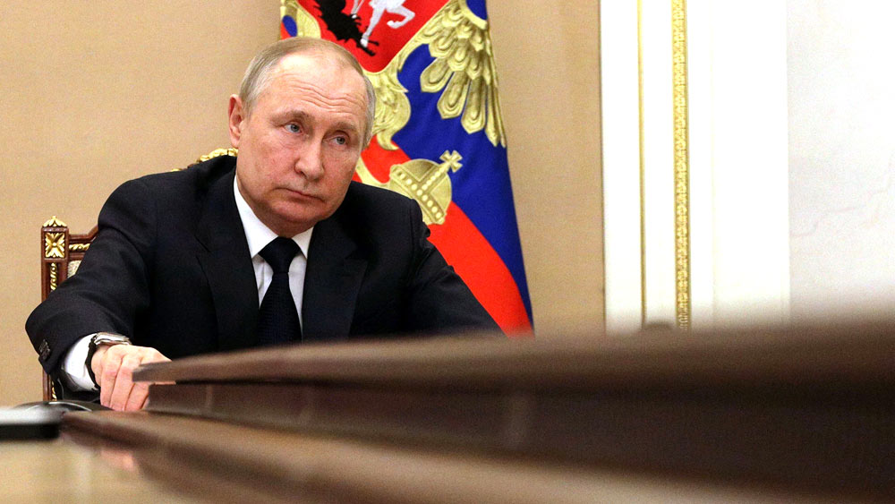 ব্রিটেনের এক সংবাদমাধ্যমের দাবি, পশ্চিমী দুনিয়ার কাছে ইউক্রেন অভিযানের খবর ফাঁস করে দেওয়ার পিছনে কোনও গুপ্তচরের হাত রয়েছে বলে মনে করেন পুতিন।