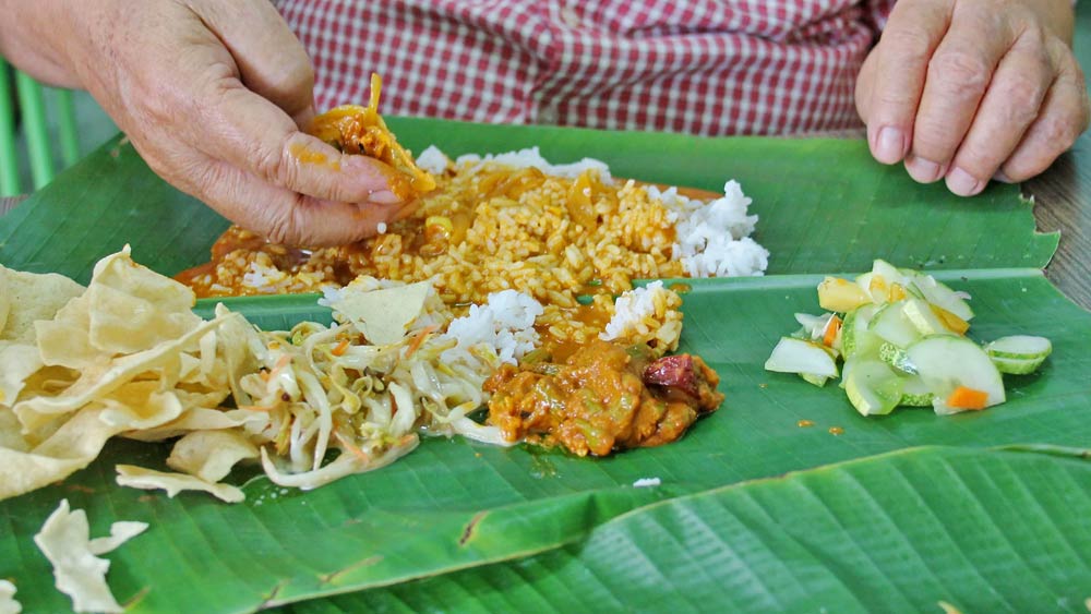 দক্ষিণ ভারতে অবশ্য এখনও গ্রাম-শহর নির্বিশেষে কলাপাতার বিশেষ গুরুত্ব রয়েছে। এখনও বেশিরভাগ অনুষ্ঠানেই চিনামাটি বা প্লাস্টিক কোটেড কাগজের থালা, প্লাস্টিক কোটেড শালপাতার থালার বদলে কলাপাতা ব্যবহার করতেই বেশি স্বচ্ছন্দ দক্ষিণ ভারতীয়েরা।