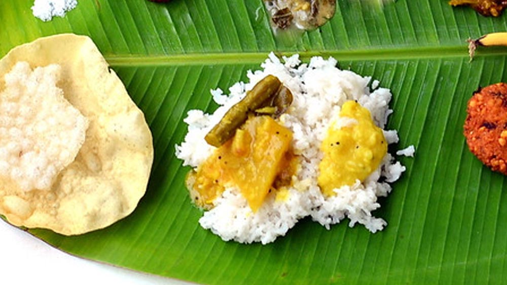 এতে প্রচুর পরিমাণে পলিফেনল থাকে যা কলাপাতায় রাখা খাদ্য শুষে নেয়। এই পলিফেনল মানুষের শরীরের ক্ষতিকারক বর্জ্য নষ্ট করতে সাহায্য করে। বার্ধক্য, ক্যানসার এবং অন্যান্য রোগের সঙ্গেও লড়াই করতে সাহায্য করে কলাপাতা।