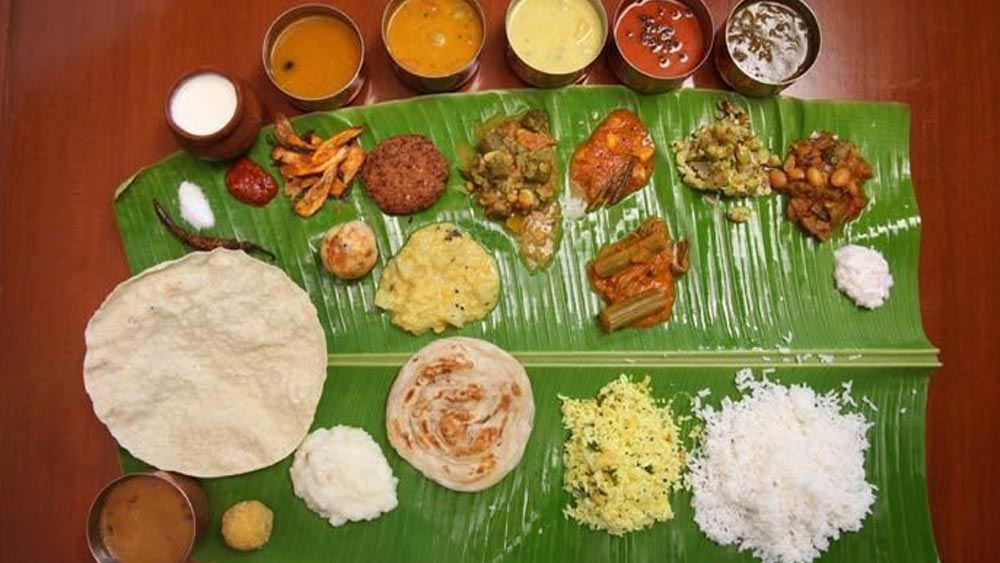 কিন্তু সাময়িক স্বাচ্ছন্দ দেখতে গিয়ে অনেক সময়ই স্বাস্থ্যের কথা ভুলে থাকি আমরা। অনায়াসে থার্মোকলের থালার মতো বিষাক্ত জিনিসও ঢুকে পড়ে বাজারে। তাই পুরনো বা নতুন যে ভাবেই হোক, কলাপাতা যদি টিকে থাকে সংসারে, মঙ্গল বৈ তো অমঙ্গল করবে না স্বাস্থের। ক্ষতি করবে না পরিবেশের।