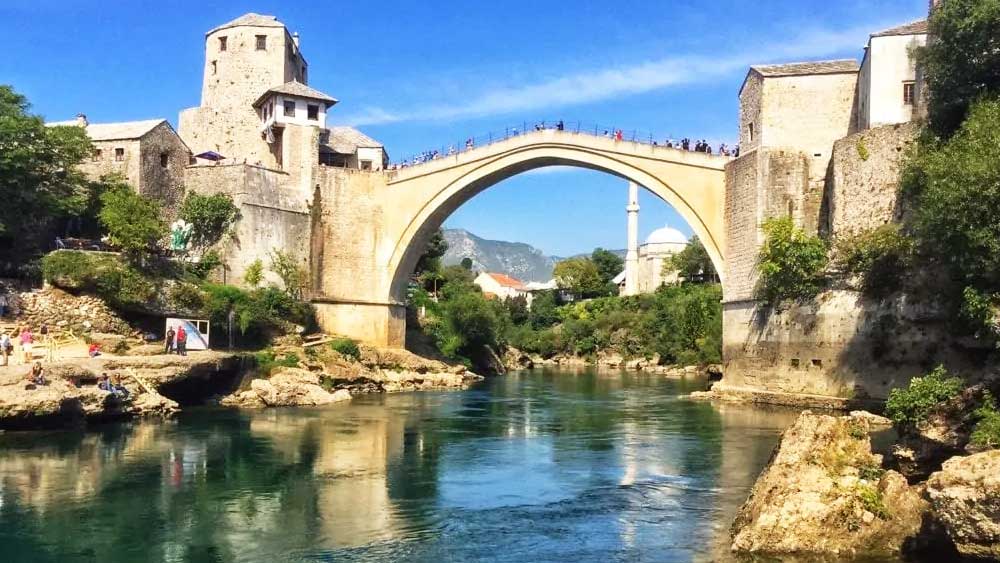 ইউক্রেন যুদ্ধের আবহে রাশিয়ার বন্ধু সার্বিয়াকে গোপনে এইচকিউ-২২ ‘ভূমি থেকে আকাশ’ ক্ষেপণাস্ত্র সরবরাহ করেছে চিন। 