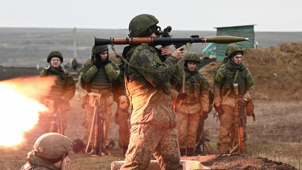গত কয়েক বছর ধরে রাশিয়া ও চিনের সাহায্যে সার্বিয়া অস্ত্র মজুত করছে। কসোভোয় নতুন করে সেনা অভিযানের উদ্দেশ্যেই এমন পদক্ষেপ বলে আশঙ্কা পশ্চিম ইউরোপের।