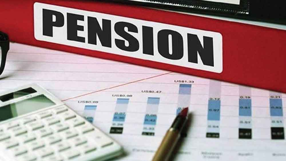 সেখানে তাঁকে লিখতে হবে, ‘‘তাঁর মৃত্যুর পর পেনশনের অর্থ তাঁর স্বামীর বদলে নির্দিষ্ট পুত্র অথবা কন্যা অথবা পুত্র-কন্যাদের দিতে হবে। প্রক্রিয়াটি চলাকালীনও যদি কোনও ভাবে তাঁর মৃত্যু হয়, তা হলেও এই নির্দেশই বজায় থাকবে।’’ এই লিখিত অনুরোধের ভিত্তিতেই প্রক্রিয়াটি শুরু হবে।