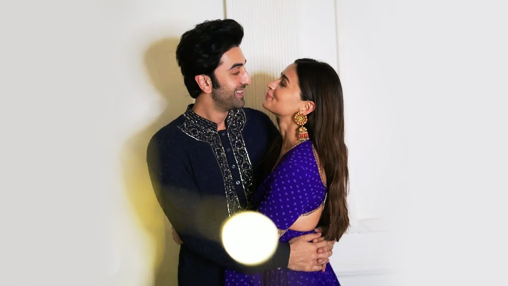 দু’দিনেই রণবীর কপূরের সঙ্গে বিয়ের পিঁড়িতে বসবেন মহেশ ভট্টের বড় মেয়ে। ১৪ তারিখ সেই অনুষ্ঠানের তোড়জোড়ে ব্যস্ত দুই পরিবার। কপূর খানদানের সঙ্গে ভট্ট পরিবারের নতুন এই বন্ধন ঘিরে উৎসাহের শেষ নেই ‘রণলিয়া’র ভক্তদেরও।