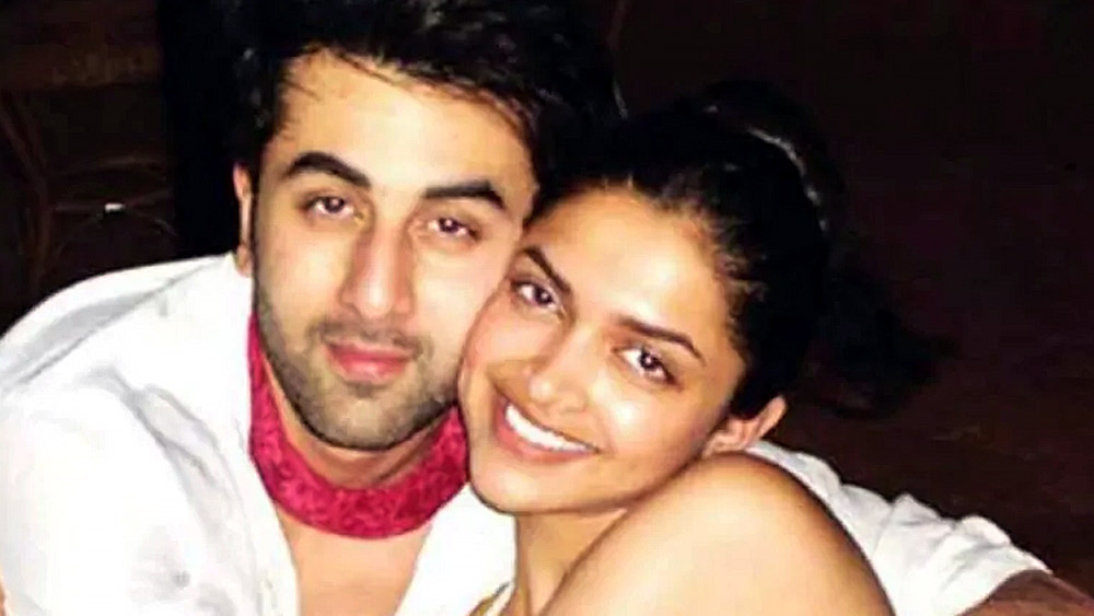 রণবীরের সঙ্গে এককালে দীপিকার সম্পর্ক তো কারও অজানা নয়। বিয়ের প্রস্তুতির মধ্যেই দীপিকার বিরুদ্ধে ‘যুদ্ধজয়ে’র গন্ধ পাচ্ছেন আলিয়ার অনুরাগীরা।