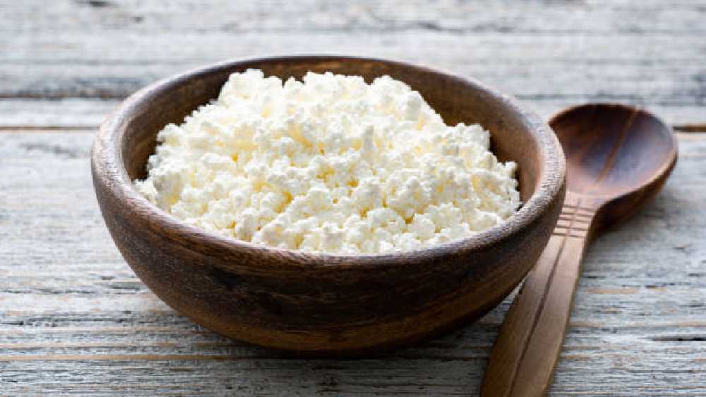 এক চামচ ছানা মাখা হাতে নিয়ে চেপটে গোল আকারের করে নিন। তার মধ্যে কিছুটা ডালের পুর ভরুন। এ বারে ডিমের মতো আকার দিন গোটা জিনিসটিকে। এ রকম করে সব ক’টি ছানার বল তৈরি করে নিন।