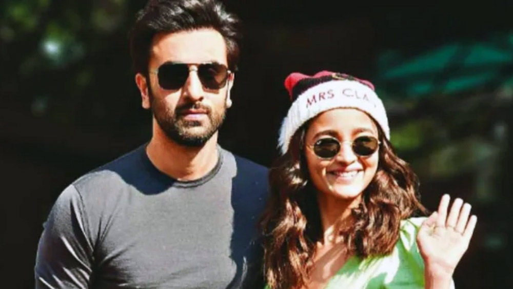 তবে শেষমেশ আলিয়ার সঙ্গে সাত পাকে বাঁধা পড়তে চলেছেন রণবীর। এটাই নাকি আলিয়ার জয়। এমন দাবি করছে বলিপাড়া। রণবীরের বিশ্বাসযোগ্যতা নিয়ে এক সময় নাকি প্রশ্ন তুলেছিলেন দীপিকা। এ ক্ষেত্রেও নাকি আলিয়ার থেকে পুরো নম্বর জুটিয়ে নিয়েছেন রণবীর।