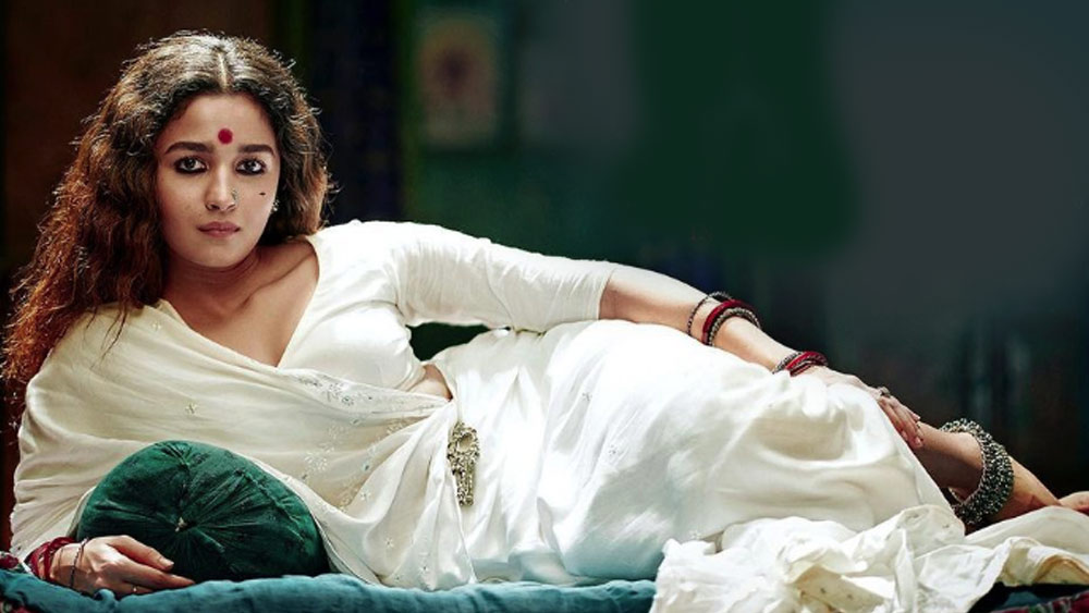 ‘গঙ্গুবাঈ কাঠিয়াওয়াড়ি’-তেও নাকি দীপিকাকেই ভেবেছিলেন ভন্সালী। তবে ভন্সালীর কাছে নাকি মোটা পারিশ্রমিক চেয়ে বসেন দীপিকা। তাতেই নাকি বেঁকে বসেন ভন্সালী।