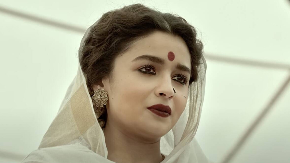 আলিয়ায় ভরসা করে ভুল করছেন। ভন্সালীকে নাকি এ কথাও শুনতে হয়েছিল। ‘গঙ্গুবাঈ... ’-এর মতো ‘কঠিন’ চরিত্রে আলিয়ার মতো ‘শিশুসুলভ’ মুখশ্রী নাকি মানানসই হবে না। এমনই নাকি পরামর্শ দিয়েছিলেন অনেকে। তবে নিজের সিদ্ধান্তে অনড় থেকেছেন ভন্সালী।