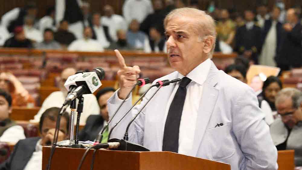 পাকিস্তানের প্রধানমন্ত্রীর গদিতে বসেই স্রোতের বিপরীতে হেঁটেছেন শাহবাজ শরিফ। সরকারি কর্মচারীদের কাজের সময় কমানোর দাবি অগ্রাহ্য করে তা বাড়িয়ে দিয়েছেন তিনি। মুদ্রাস্ফীতি রোখার পাশাপাশি অর্থনৈতিক ক্ষেত্রকে চাঙ্গা করতেই এ দাওয়াই বলে দাবি শাহবাজের।