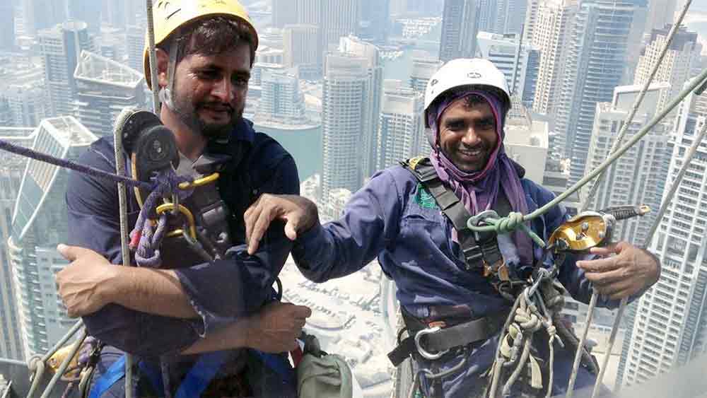 অথচ পাকিস্তানের একেবারেই বিপরীত বিন্দুতে দাঁড়িয়ে সংযুক্ত আরব আমিরশাহি সরকার। চলতি বছর থেকে সে দেশে দৈনিক কাজের সময় কমিয়ে সাড়ে ৪ ঘণ্টা করা হয়েছে। এই প্রসঙ্গে দেখা যেতে পারে, বিশ্বের কোন দেশে সপ্তাহে গড়ে কত ক্ষণ কাজের নিদান রয়েছে?