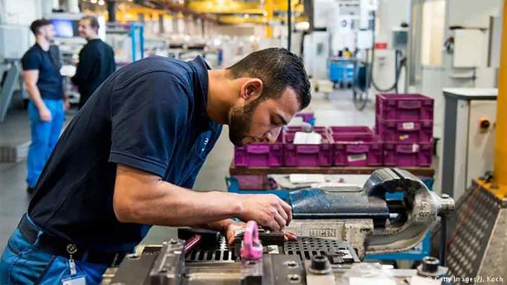 বিশ্বের সবর্ত্র সাপ্তাহিক কাজের গড় সময় যে এক হবে না, তা স্বাভাবিক। বস্তুত, এ নিয়ে উন্নয়নশীল এবং উন্নত দেশগুলির মধ্যে যথেষ্ট পার্থক্য রয়েছে। সাধারণত দেখা গিয়েছে যে, এশীয় দেশগুলিতে বেশি ক্ষণ অফিসে কাটাতে হয় কর্মীদের। সেই তুলনায় বেশির ভাগ ইউরোপীয় দেশের কর্মীদের কাজের গড় সময় অনেক কম।