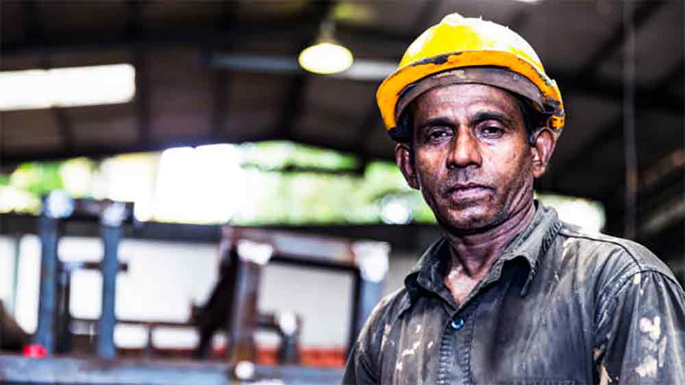 অন্য দিকে, ওই আইনের ৫১ নম্বর ধারা অনুযায়ী, কর্মীদের দিয়ে সাড়ে ১০ ঘণ্টার বেশি কাজ করানো যাবে না। গত বছর আন্তর্জাতিক শ্রম সংগঠন (আইএলও)-র একটি রিপোর্টে এই পরিসংখ্যান প্রকাশিত হয়েছিল।