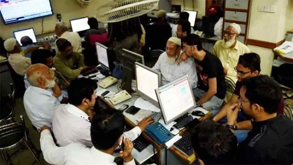 ফিরে আসা যাক পড়শি দেশের কথায়। পাকিস্তানের প্রধানমন্ত্রী হিসাবে কার্যভার সামলানোর প্রথম দিনেই নয়া নির্দেশ দিয়েছেন শাহবাজ শরিফ। সরকারি কর্মীদের দিনে ১০ ঘণ্টা করে কাজ করতে হবে বলে জানিয়েছেন তিনি।