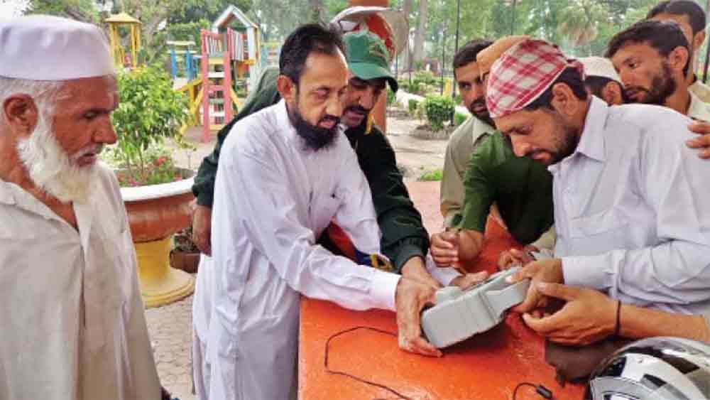 সেই সঙ্গে সাপ্তাহিক ছুটির দিনেও কোপ মেরেছেন পাক প্রধানমন্ত্রী। শাহবাজের নির্দেশ, এ বার থেকে দু’দিনের বদলে কেবল মাত্র রবিবার ছুটি পাবেন তাঁরা। ফলে শনিবার দফতরে আসতে হবে সরকারি কর্মীদের।