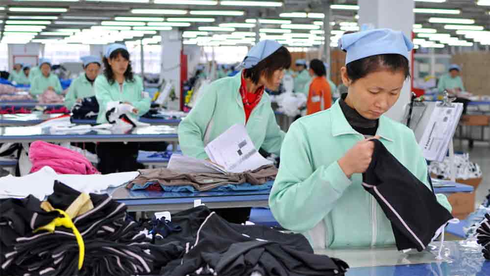 ২০১৯ সালে একটি রিপোর্টে ক্যালিফোর্নিয়া এবং গ্রোনিনজেন বিশ্ববিদ্যালয়ের বিশেষজ্ঞদের দাবি ছিল,  দক্ষিণ-পূর্ব এশীয় দেশগুলির মধ্যে গড়ে সবচেয়ে বেশি কাজ করতে হয় কম্বোডিয়ায়। সেখানকার কর্মীদের প্রতি সপ্তাহে গড়ে ৪৭.৬ ঘণ্টা কর্মক্ষেত্রে কাটাতে হয়।