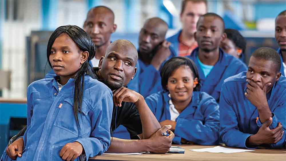 এ তালিকায় দক্ষিণ আফ্রিকাও ঢুকে পড়েছে। সে দেশে সপ্তাহে গড়ে ৪২.১ ঘণ্টা কাজের নিদান রয়েছে। সপ্তম স্থানে রয়েছে চিন। সে দেশে প্রতি দিন গড়ে ৪১.৭ ঘণ্টা কাজ করতে হয়।