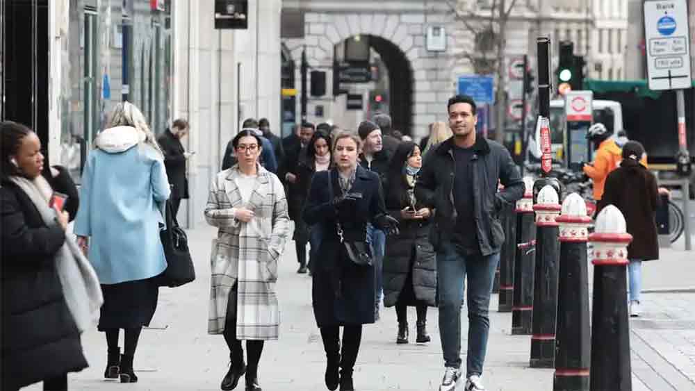 ৩৮টি দেশের ওই সংগঠনের দাবি, জার্মানিতে সপ্তাহে গড়ে ২৫.৬ ঘণ্টা কাজের নির্দেশ রয়েছে। এর পরেই রয়েছে ডেনমার্ক (২৫.৯ ঘণ্টা), গ্রেট ব্রিটেন (২৬.২৯ ঘণ্টা), নরওয়ে (২৬.৩ ঘণ্টা) এবং নেদারল্যান্ডস (২৬.৯ ঘণ্টা)।