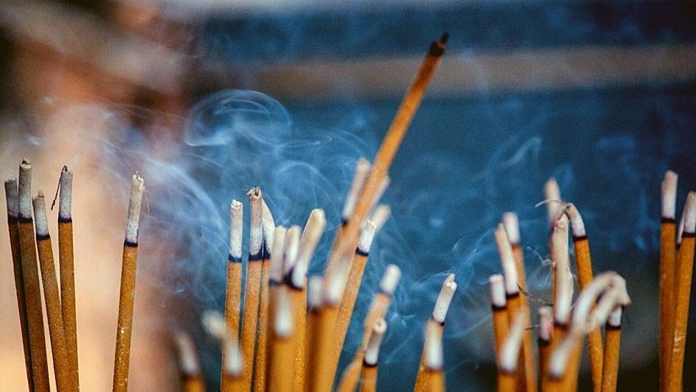 গোড়ার দিকে অবশ্য এতটা মসৃণ ছিল না মনোজের জীবন। বরং পড়াশোনা চালাতে এক সময় ধূপকাঠিও বিক্রি করতে হয়েছে তাঁকে।