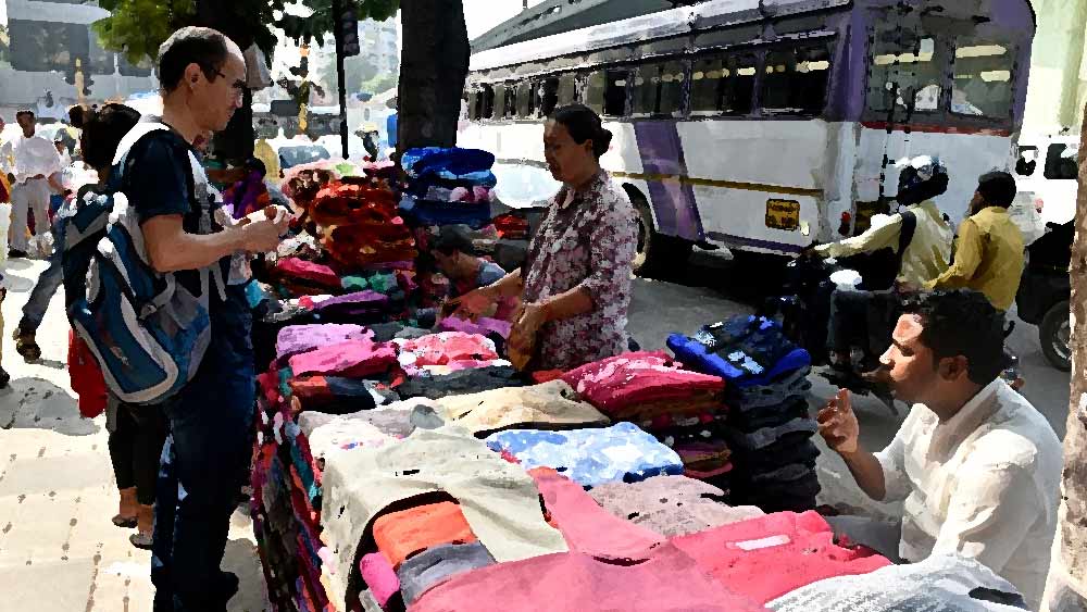 মনোজের জন্ম ১৯৬৫ সালের ১৭ ফেব্রুয়ারি। মুম্বইয়ের ফুটপাতে জামাকাপড়ের হকারি করেই সংসার চালাতেন বাবা। বাবার অকালমৃত্যুর পরে মনোজের ঘাড়েই সংসারের দায়িত্ব এসে পড়ে। সে সময় তিনি পঞ্চম শ্রেণির ছাত্র।