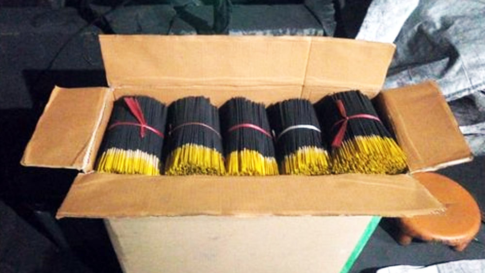 সংসার চালাতে এক কালে মুম্বইয়ের ভুলেশ্বর এলাকার বস্তিতে ধূপকাঠি বিক্রি করতে শুরু করেছিলেন মনোজ। যে এলাকার ফুটপাতে তাঁর বাবা হকারি করতেন। ধূপকাঠি বেচে যা আয় হত, তা দিয়ে সংসার চালানোর পাশাপাশি নিজের পড়াশোনাও চালিয়ে গিয়েছেন তিনি।